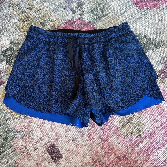 Lululemon black and blue running shorts size 4 - Picture 1 of 3